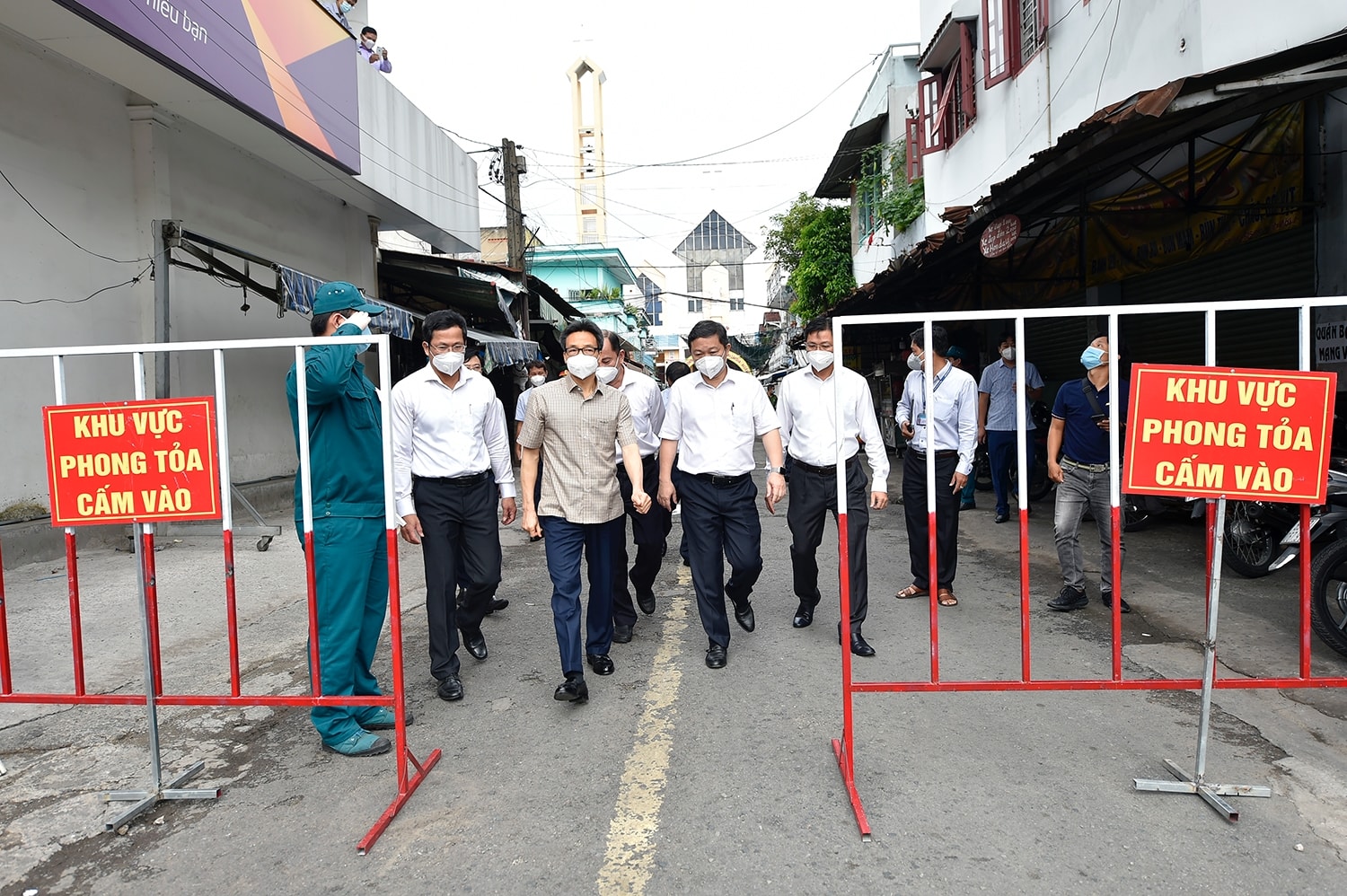 Phó Thủ tướng Vũ Đức Đam thị sát một khu phong toả trên địa bàn phường Tấn Thới Nhất, Quận 12, sáng 8/7. Ảnh: VGP/Đình Nam