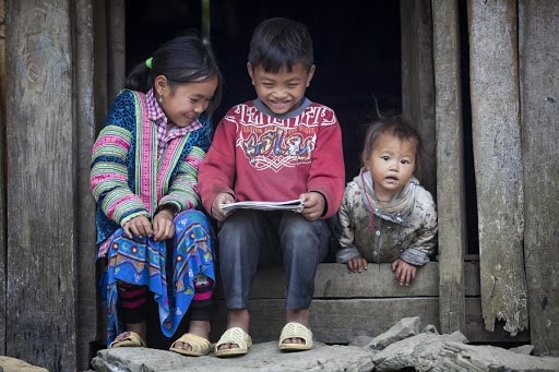 Phụ huynh nên hướng dẫn con phân biệt thông tin tốt hay độc hại trên mạng (Ảnh: Quang Định). 