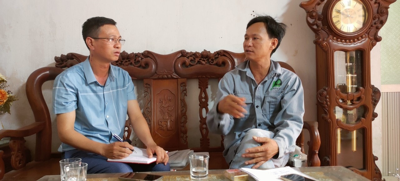 Phóng viên Báo Dân tộc và Phát triển trao đổi với người dân