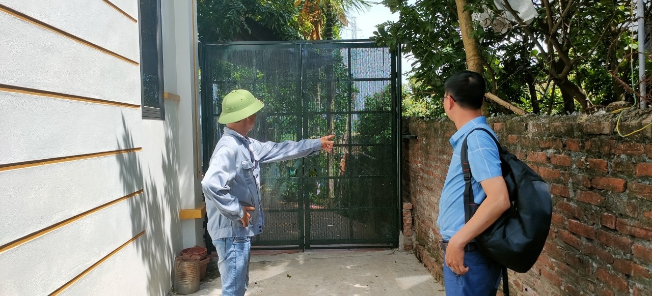 Con đường bị lấn chiếm đã cản trở việc đi lại của người dân