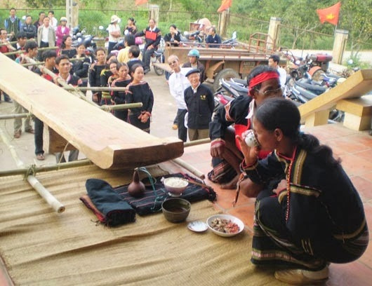 Đồng bào Ê Đê làm lễ rước Kpan vào nhà