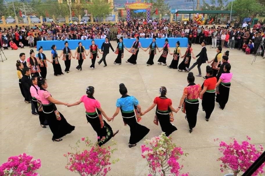 Vòng xòe ngày hội