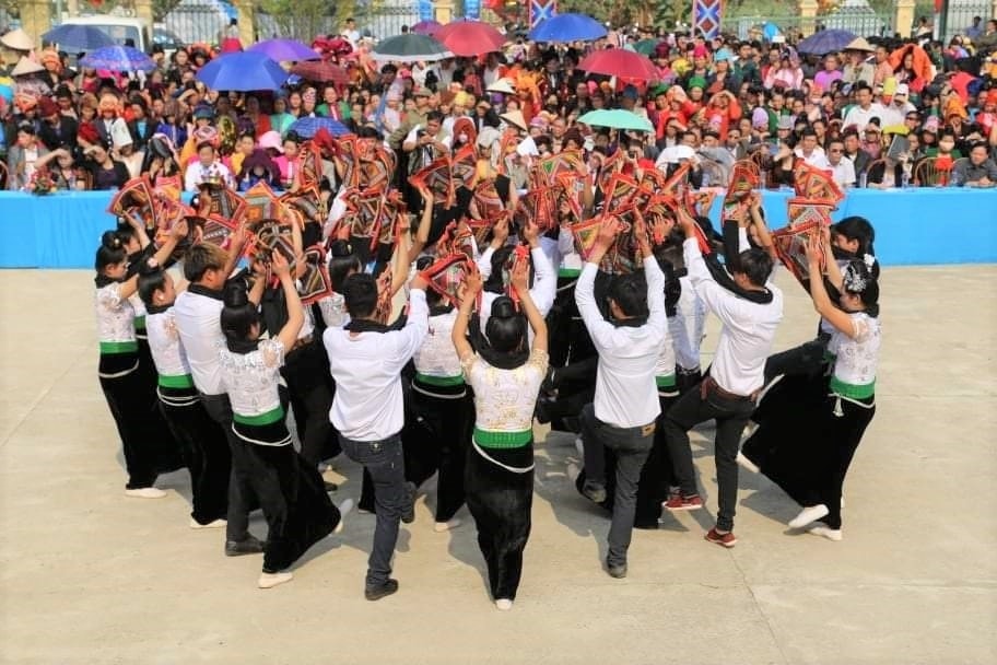 Điệu xòe tung khăn