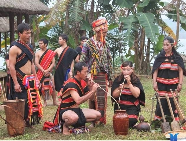 Ở Tây Nguyên, đồng bào Gia Rai và Ba Na đều có nghi lễ văn hóa mang tính giáo dục nhân văn sâu sắc, đó là Lễ tạ ơn cha mẹ