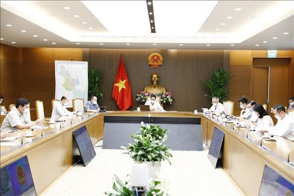 Phó Thủ tướng Vũ Đức Đam yêu cầu các tỉnh điểu chỉnh công tác lấy mẫu, xét nghiệm phù hợp ở những địa bàn thực hiện giãn cách xã hội theo Chỉ thị 16. Ảnh: VGP/Đình Nam