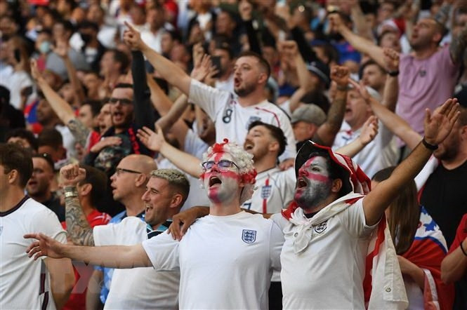 Cổ động viên Anh cổ vũ đội nhà tại EURO 2020