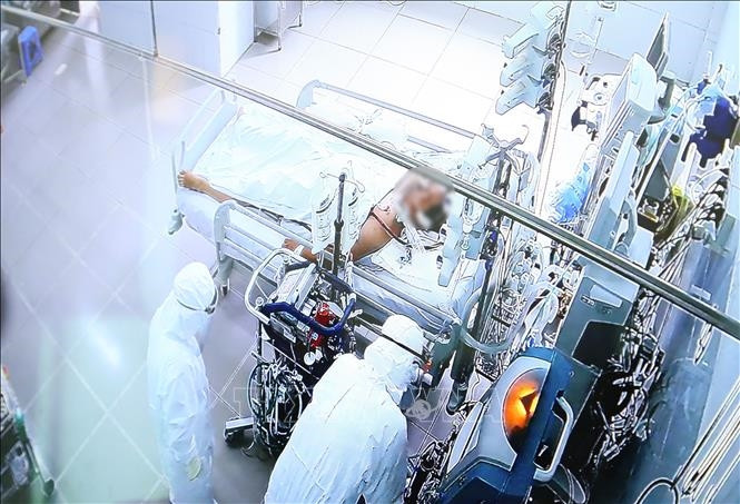 Lực lượng y tế điều trị tích cực cho bệnh nhân COVID-19 nặng. Ảnh: BYT