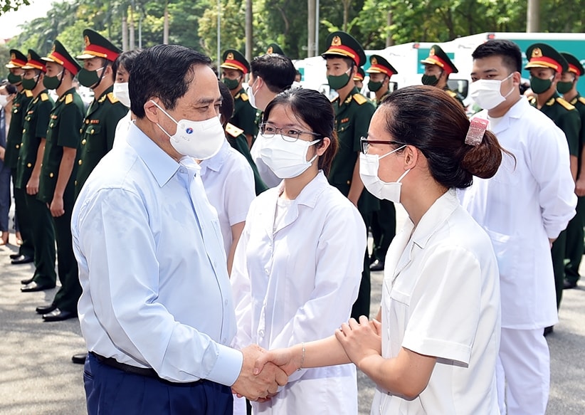 Thủ tướng động viên đội ngũ y bác sĩ làm công tác xét nghiệm - những người đi đầu trong cuộc chiến chống dịch. Thủ tướng động viên đội ngũ y bác sĩ làm công tác xét nghiệm - những người đi đầu trong cuộc chiến chống dịch.