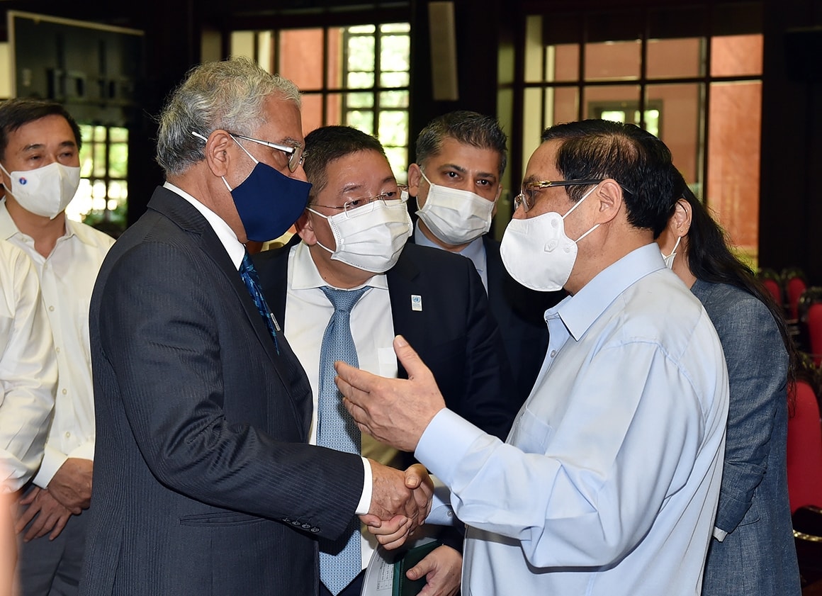 Thủ tướng trao đổi với ông Kamal Malhotra, Điều phối viên Thường trú Liên Hợp Quốc tại Việt Nam về vấn đề vaccine tại Việt Nam. Ảnh: VGP/Nhật Bắc Thủ tướng trao đổi với ông Kamal Malhotra, Điều phối viên Thường trú Liên Hợp Quốc tại Việt Nam về vấn đề vaccine tại Việt Nam. Ảnh: VGP/Nhật Bắc