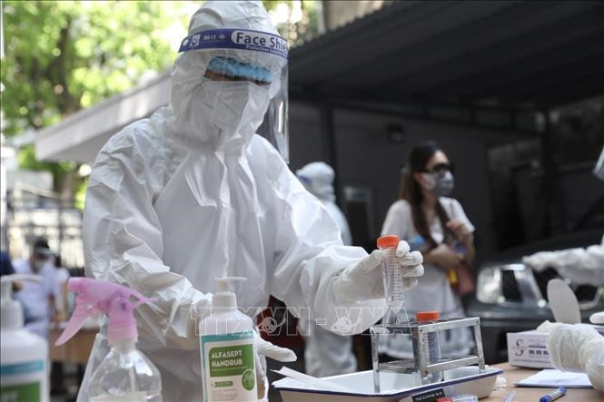 Lấy mẫu xét nghiệm sàng lọc virus SARS-CoV-2. Ảnh: TTXVN