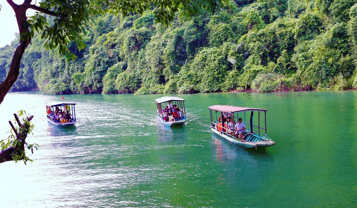 Du khách du ngoạn quanh hồ bằng xuồng máy