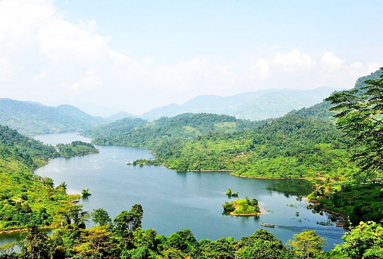 Hồ Ba Bể nhìn từ trên cao