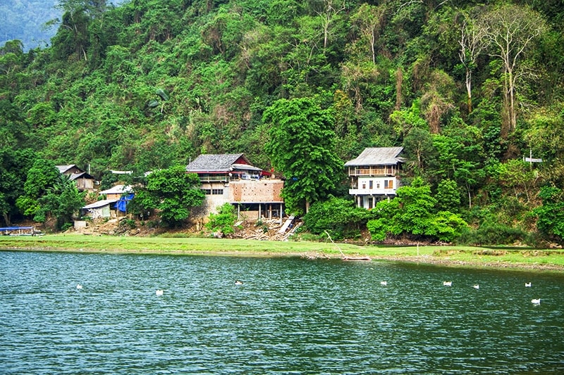  Những ngôi nhà của người Tày ven hồ phục vụ khách du lịch ở bản Bó Lù