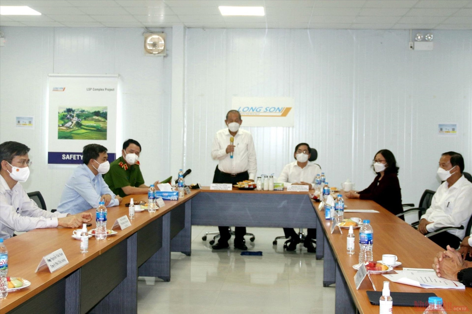 Phó Thủ tướng Trương Hòa Bình kiểm tra công tác phòng, chống dịch tại Dự án Tổ hợp Hóa dầu miền nam (xã Long Sơn, thành phố Vũng Tàu) Phó Thủ tướng Trương Hòa Bình kiểm tra công tác phòng, chống dịch tại Dự án Tổ hợp Hóa dầu miền nam (xã Long Sơn, thành phố Vũng Tàu)