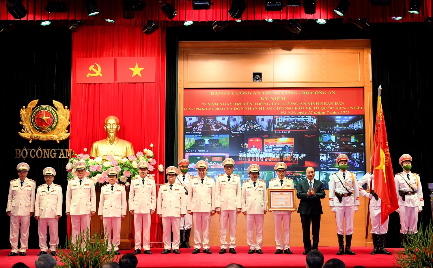 Chủ tịch nước Nguyễn Xuân Phúc gắn Huân chương lên Cờ truyền thống và trao Bằng Huân chương Bảo vệ Tổ quốc hạng Nhất tặng lực lượng ANND - Ảnh VGP/Đức Tuân Chủ tịch nước Nguyễn Xuân Phúc gắn Huân chương lên Cờ truyền thống và trao Bằng Huân chương Bảo vệ Tổ quốc hạng Nhất tặng lực lượng ANND - Ảnh VGP/Đức Tuân