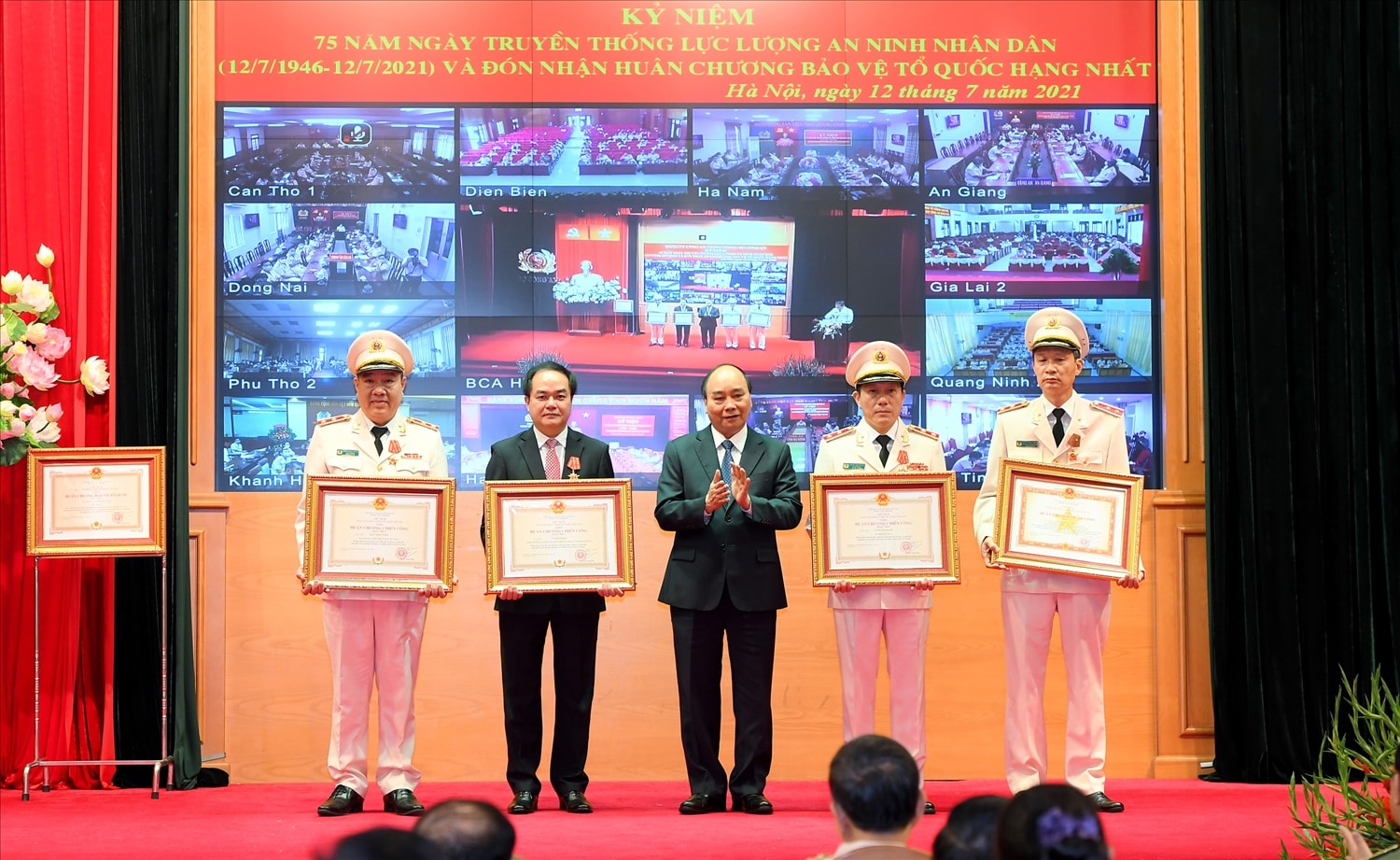 Chủ tịch nước Nguyễn Xuân Phúc trao Huân chương Quân công hạng Ba tặng Trung tướng Nguyễn Khắc Khanh; trao Huân chương Chiến công hạng Nhất tặng Trung tướng Lương Tam Quang, đồng chí Vũ Chiến Thắng, Trung tướng Đặng Ngọc Tuyến - Ảnh VGP/Đức Tuân Chủ tịch nước Nguyễn Xuân Phúc trao Huân chương Quân công hạng Ba tặng Trung tướng Nguyễn Khắc Khanh; trao Huân chương Chiến công hạng Nhất tặng Trung tướng Lương Tam Quang, đồng chí Vũ Chiến Thắng, Trung tướng Đặng Ngọc Tuyến - Ảnh VGP/Đức Tuân