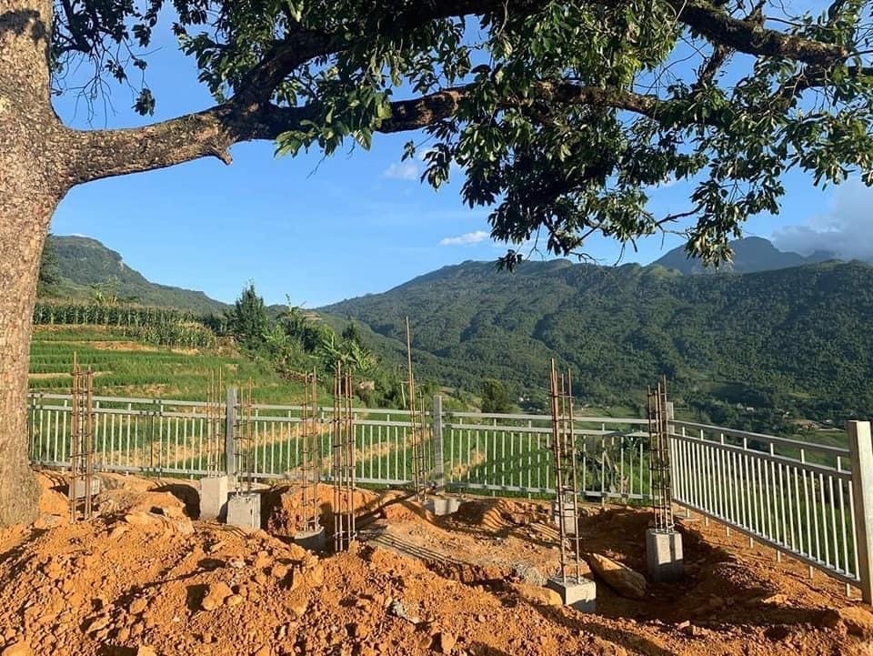 Phần cọc bê tông được dựng lên khu vực “cây hoàng hôn”