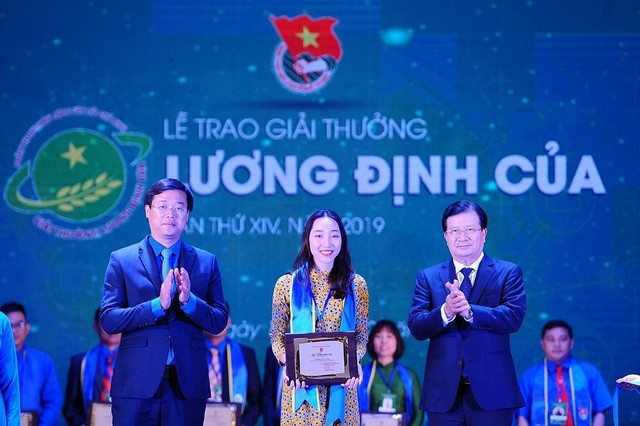 Thu Phương nhận giải thưởng Lương Định Của năm 2019