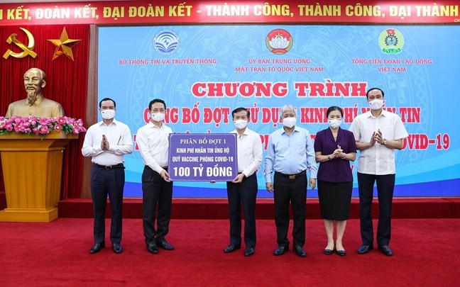 Bộ trưởng Bộ Thông tin và Truyền thông Nguyễn Mạnh Hùng đã trao số tiền ủng hộ 100 tỷ đồng cho Quỹ Vaccine phòng Covid-19 trước sự chứng kiến của Chủ tịch Uỷ ban Trung ương MTTQ Việt Nam Đỗ Văn Chiến và Chủ tịch Tổng Liên đoàn Lao động Việt Nam Nguyễn Đình Khang