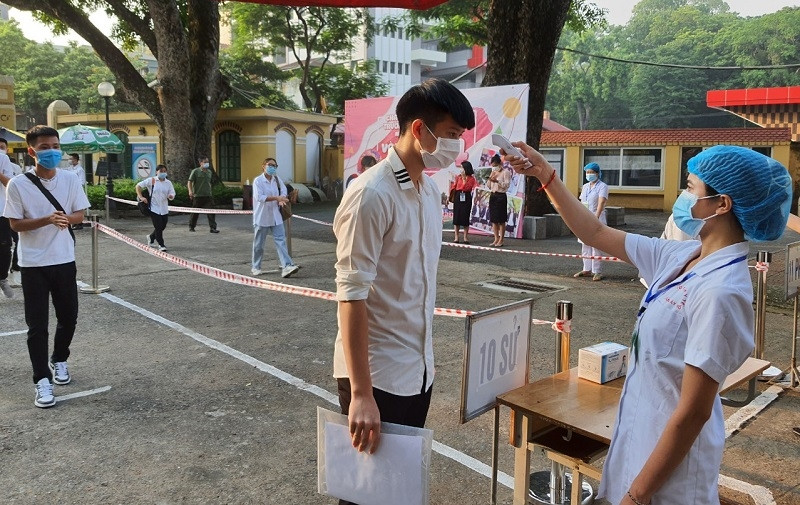 Thí sinh dự thi tốt nghiệp THPT 2021, đợt 1 tại điềm thi Trường THPT Chu Văn An (Hà Nội). Ảnh: TG