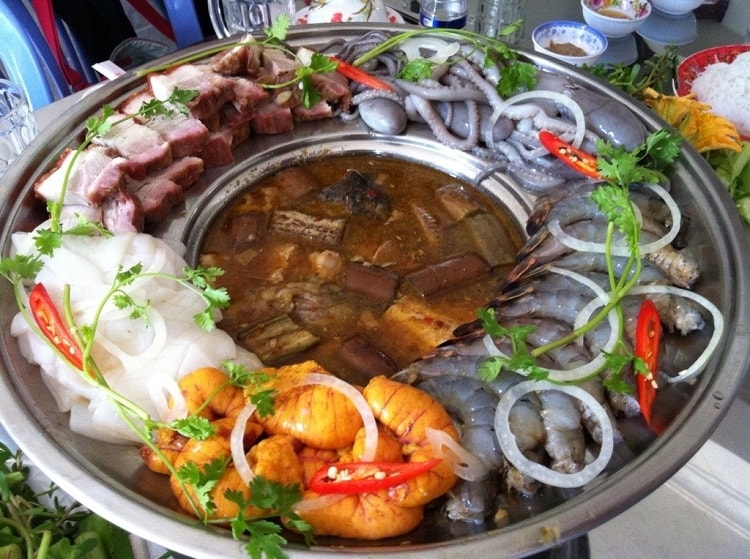 Mắm bò hóc là gia vị khoogn thiể thiếu  trong món lẩu hải sản của người dân miền Tây Nam Bộ