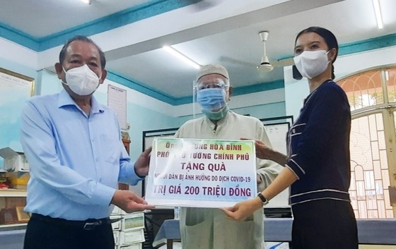 Phó Thủ tướng Thường trực Trương Hòa Bình trao tặng 200 phần quà đến các hộ gia đình khó khăn trong cộng đồng người Chăm ở phường 1, quận 8, TP.HCM. Ảnh: HOÀI NAM Phó Thủ tướng Thường trực Trương Hòa Bình trao tặng 200 phần quà đến các hộ gia đình khó khăn trong cộng đồng người Chăm ở phường 1, quận 8, TP.HCM. Ảnh: HOÀI NAM
