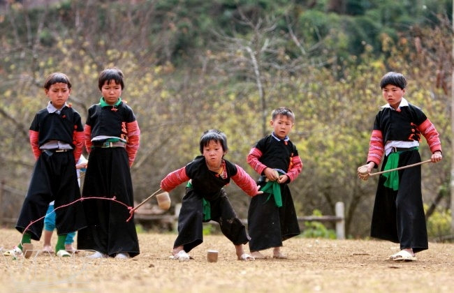 Trẻ em dân tộc Mông chơi tu lu Trẻ em dân tộc Mông chơi tu lu