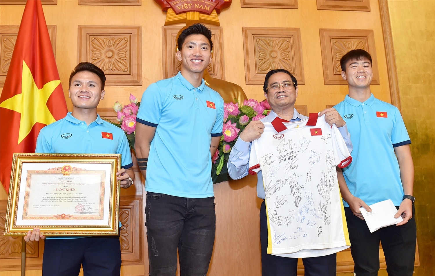 Thủ tướng trao Bằng khen cho đội tuyển bóng đá nam quốc gia và nhận món quà đặc biệt là chiếc áo đấu có chữ ký của các thành viên đội tuyển. - Ảnh: VGP/Nhật Bắc Thủ tướng trao Bằng khen cho đội tuyển bóng đá nam quốc gia và nhận món quà đặc biệt là chiếc áo đấu có chữ ký của các thành viên đội tuyển. - Ảnh: VGP/Nhật Bắc