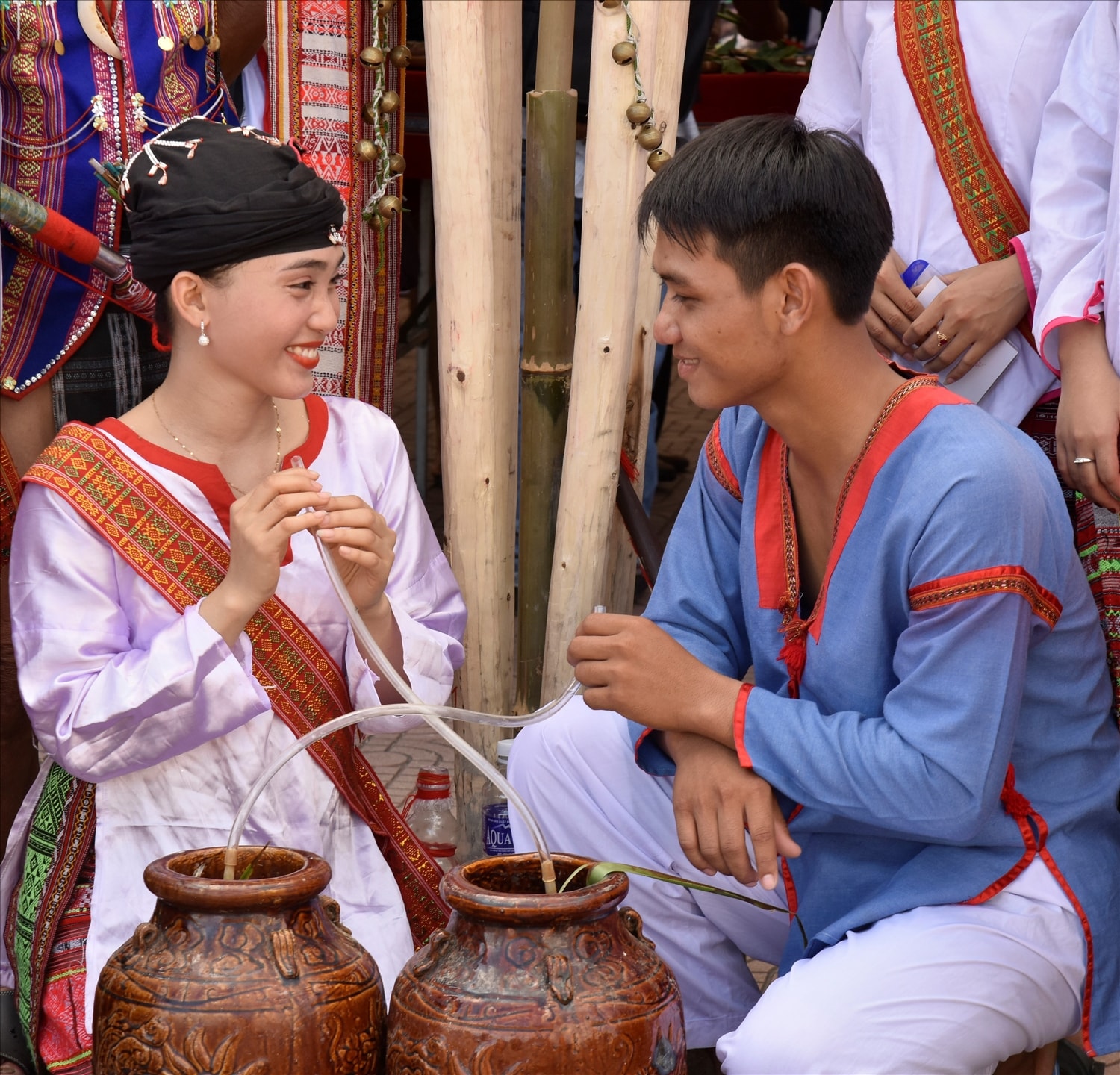 Cô dâu, chú rể dân tộc Chăm Hroi bên ché rượu cưới Cô dâu, chú rể dân tộc Chăm Hroi bên ché rượu cưới