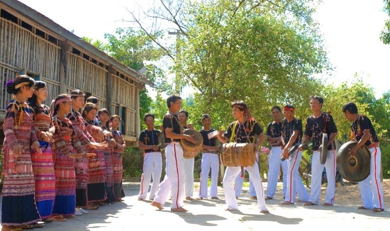 Nam nữ người Chăm H’Roi múa xoang, múa trống, đánh cồng chiêng mừng tiệc cưới tại sân nhà sàn Nam nữ người Chăm H’Roi múa xoang, múa trống, đánh cồng chiêng mừng tiệc cưới tại sân nhà sàn