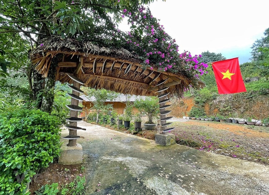 Vì là xã làm du lịch cộng đồng muộn so với nhiều địa phương khác nên bà con Sin Suối Hồ quyết tâm tạo khác biệt và điểm nhấn cho du khách ngay từ ấn tượng đầu tiên đó là chiếc cổng nhà. (Ảnh: Xuân Mai/Vietnam+)