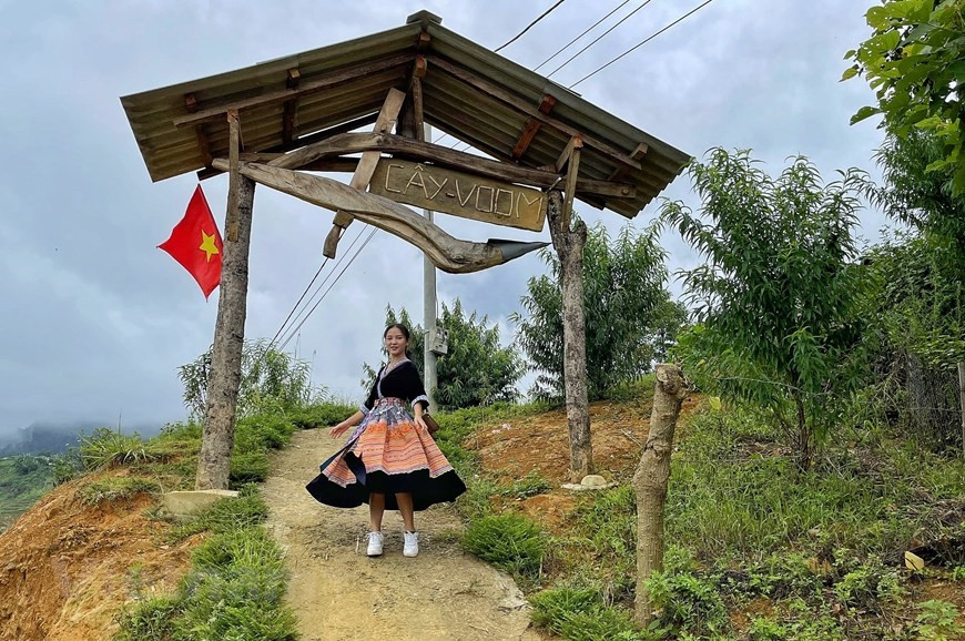 Cổng có mô hình chiếc cày. (Ảnh: Xuân Mai/Vietnam+)