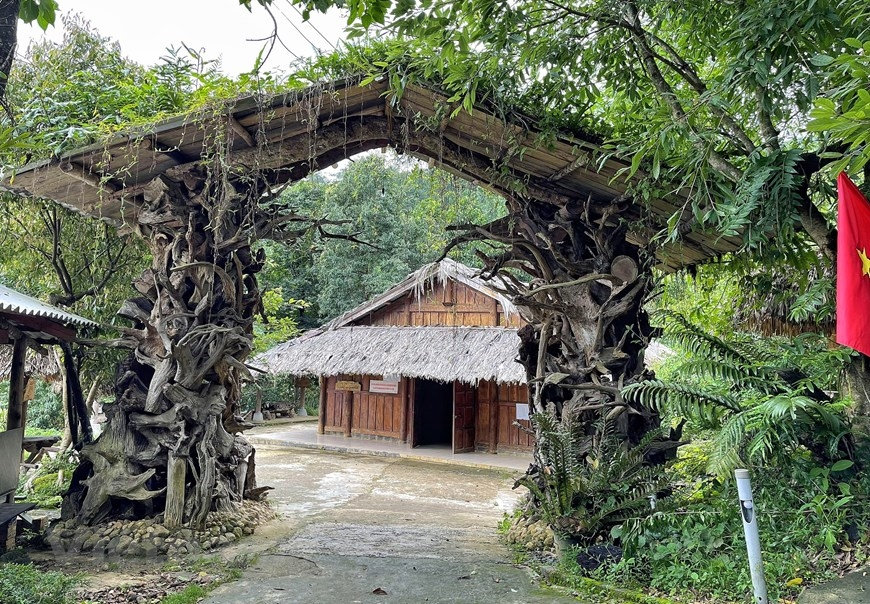 Trưởng bản Vàng A Chỉnh cho biết mỗi người dân ở Sin Suối Hồ đều rất vui và tự hào khi có khách đến tìm hiểu và trải nghiệm cuộc sống, văn hóa của người Mông. (Ảnh: Xuân Mai/Vietnam+)