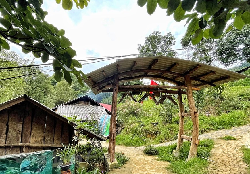 Du lịch cũng đem lại thu nhập đáng kể giúp cải thiện đời sống. Vì vậy, bà con đều đồng lòng phát triển kinh tế xanh. (Ảnh: Xuân Mai/Vietnam+)