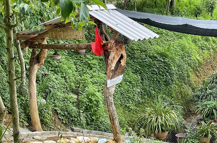 Cổng có mô hình chiếc cuốc phóng to, vật dụng gắn với hoạt động nông nghiệp của người dân địa phương. (Ảnh: Xuân Mai/Vietnam+)
