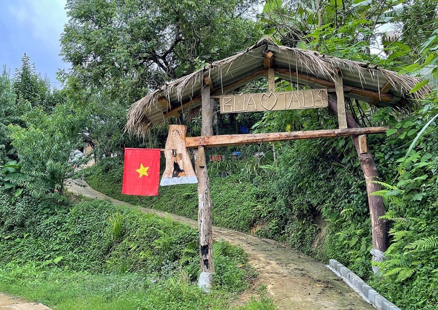 Cổng có mô hình chiếc rìu. (Ảnh: Xuân Mai/Vietnam+)