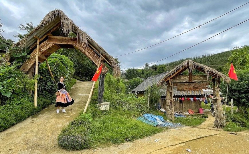 Hảng Thị Qua, hướng dẫn viên du lịch địa phương cho biết những chiếc cổng này và văn hóa bản địa là niềm tự hào của du lịch cộng đồng Sin Suối Hồ. (Ảnh: Xuân Mai/Vietnam+)