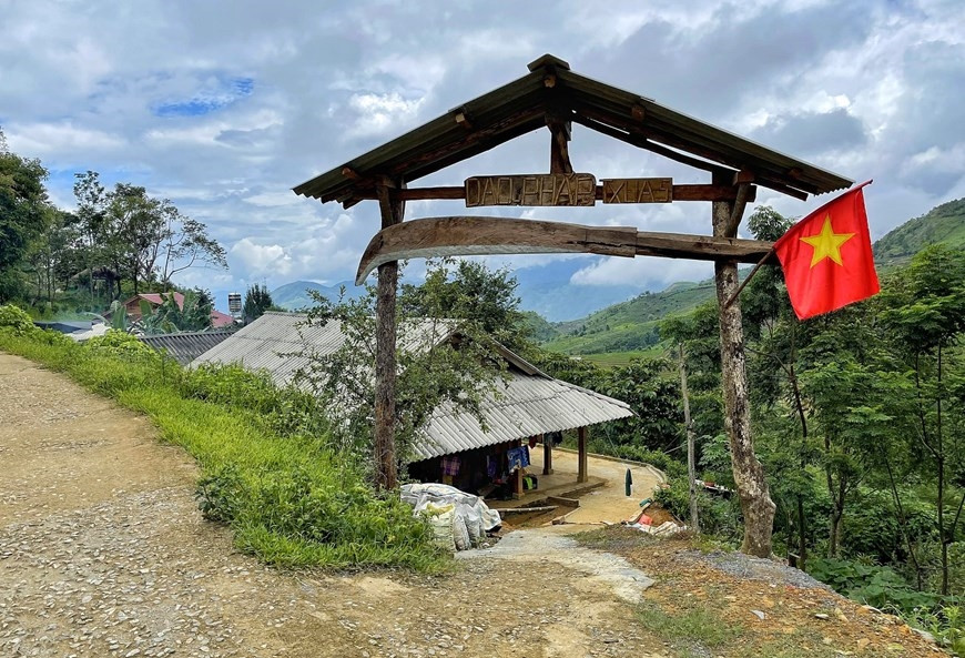Cổng có mô hình chiếc dao quắm. (Ảnh: Xuân Mai/Vietnam+)