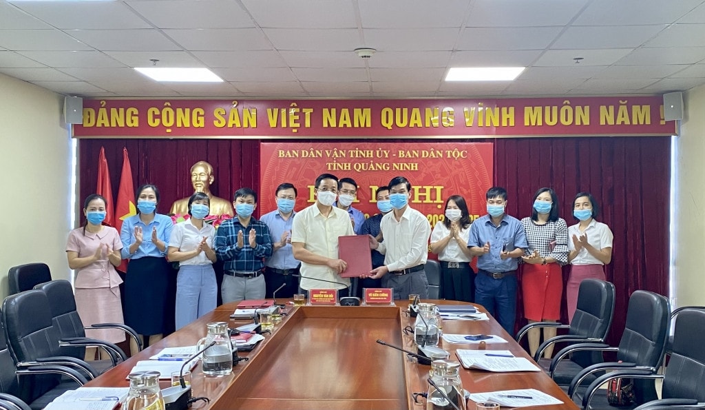 Ông Nguyễn Văn Hồi, Ủy viên Ban Thường vụ, Trưởng Ban Dân vận Tỉnh ủy, Chủ tịch UB MTTQ tỉnh (bên trái) và ông Vũ Kiên Cường, Trưởng Ban Dân tộc tỉnh (bên phải) ký kết chương trình phối hợp công tác giai đoạn 2021-2025