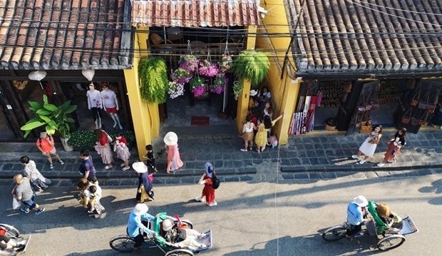 Du khách quốc tế tham quan Phố cổ Hội An. (Ảnh: Thanh Tùng/TTXVN)