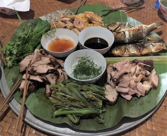 Thức ăn được đồng bào Lô Lô đen lót trong lá chuối đặt lên mâm 