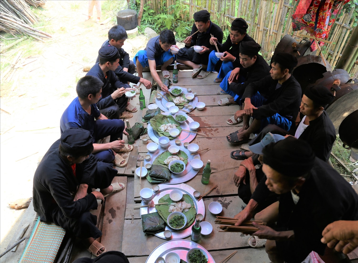 Mâm cơm dành cho họ hàng bên nội và bên ngoại của người Lô Lô đen trong một tiệc hiếu