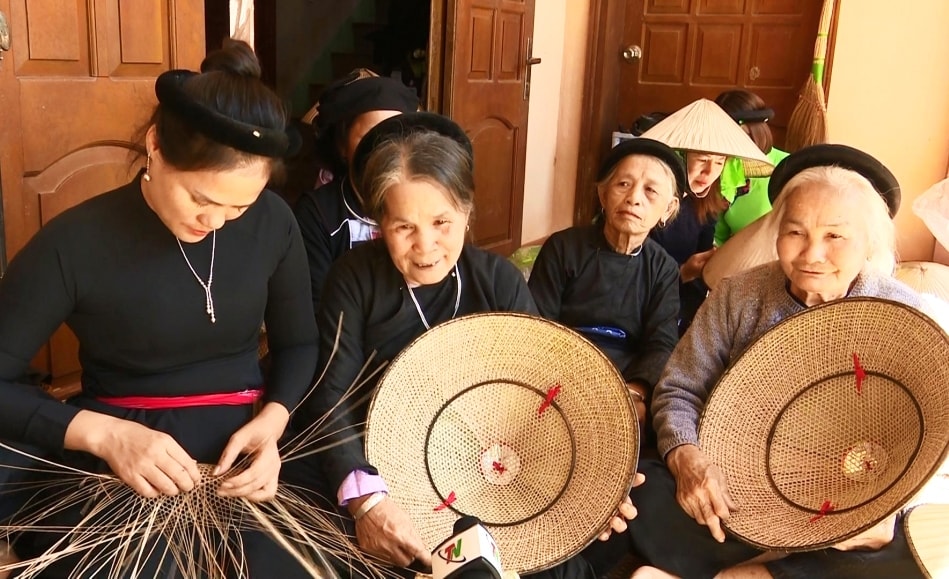 Cụ Hoàng Thị Tiến (hàng trước, ở giữa), xã Quy Kỳ, Định Hóa đã 60 năm làm nón Tày Cụ Hoàng Thị Tiến (hàng trước, ở giữa), xã Quy Kỳ, Định Hóa đã 60 năm làm nón Tày