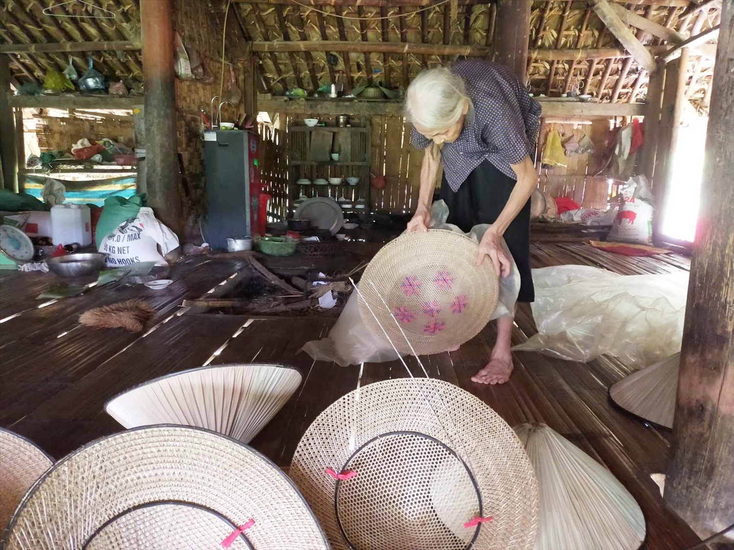 Cụ Ma Thị Phú xóm Sơn Vinh, xã Sơn Phú, huyện Định Hóa (Thái Nguyên) đã 60 năm gắn bó với nghề đan nón Cụ Ma Thị Phú xóm Sơn Vinh, xã Sơn Phú, huyện Định Hóa (Thái Nguyên) đã 60 năm gắn bó với nghề đan nón