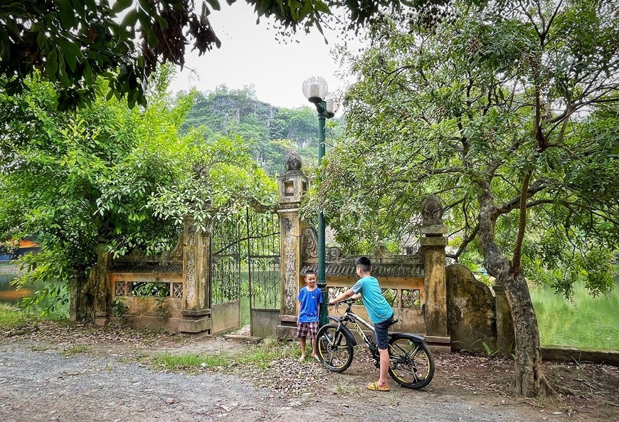 Nơi đây giờ trở thành điểm vui chơi cho trẻ em quanh vùng, nơi người dân địa phương chọn dừng nghỉ chân hóng mát.(Ảnh: Xuân Mai/Vietnam+)