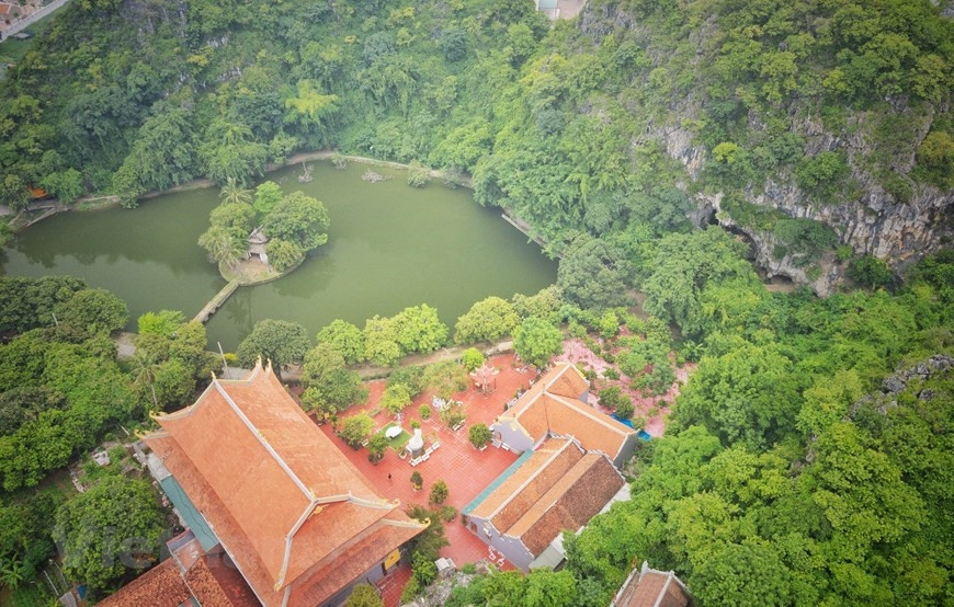 Động và núi Hoàng Xá nằm trong hệ thống 'thập lục đại danh sơn' (tức 16 quả núi lớn nổi tiếng) của phủ Quốc Oai xưa. (Ảnh: Xuân Mai/Vietnam+)