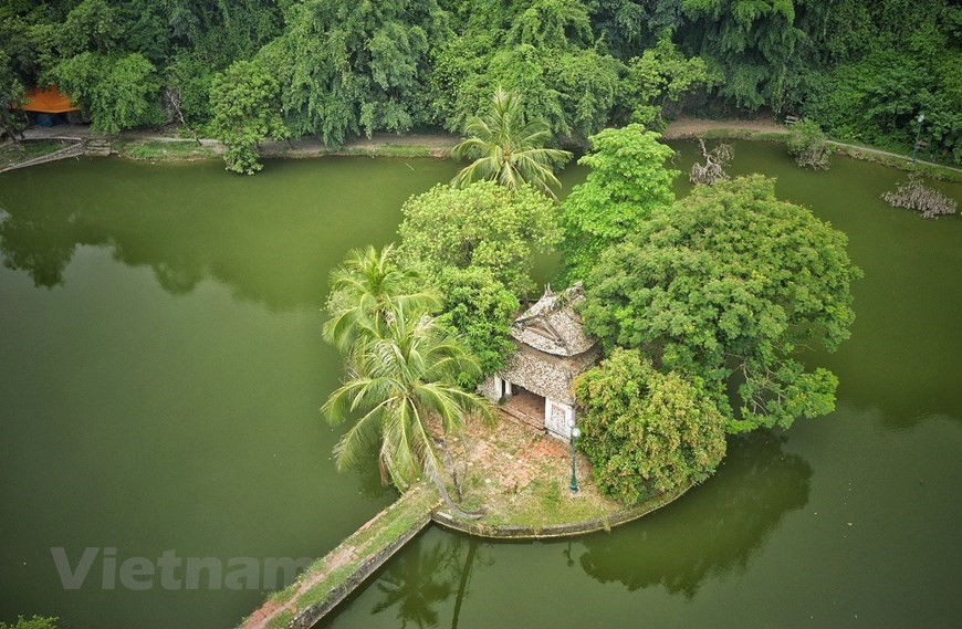 Ngày nay, trong quần thể di tích vẫn giữ được một số hạng mục công trình kiến trúc vô giá do bàn tay, khối óc tài hoa của người nghệ nhân dân gian vùng ‘đất trăm nghề’ Hà Tây cũ tạo dựng qua nhiều thế hệ như chùa Một Mái, nhà thủy đình 8 mái giữa một vùng trời non nước biếc xanh thơ mộng. (Ảnh: Xuân Mai/Vietnam+)