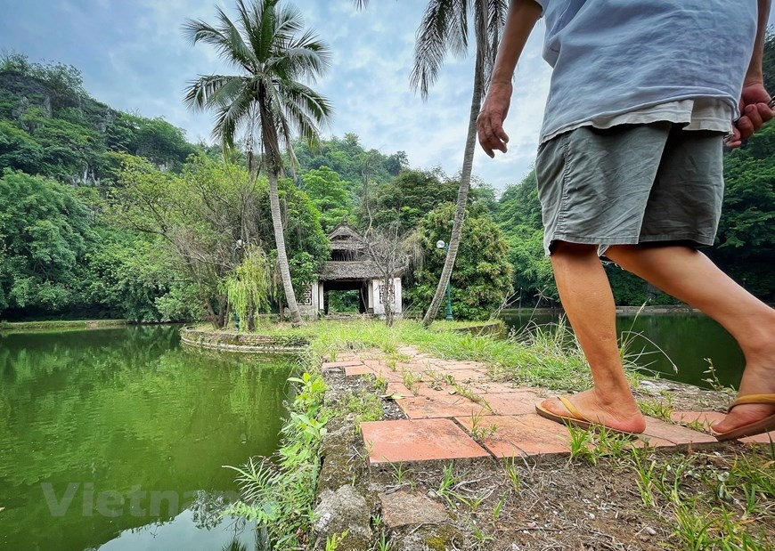 Lối ra nhà thủy đình ở đây đã bắt đầu xuống cấp. (Ảnh: Xuân Mai/Vietnam+)