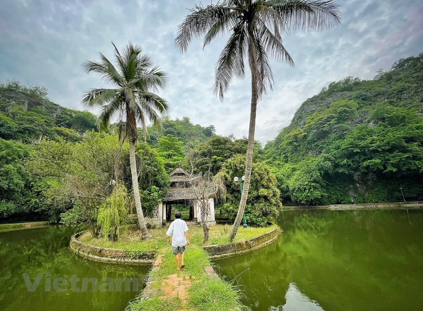 Hiện chỉ có một quản lý kiêm bảo vệ cả quần thể động Hoàng Xá. (Ảnh: Xuân Mai/Vietnam+)