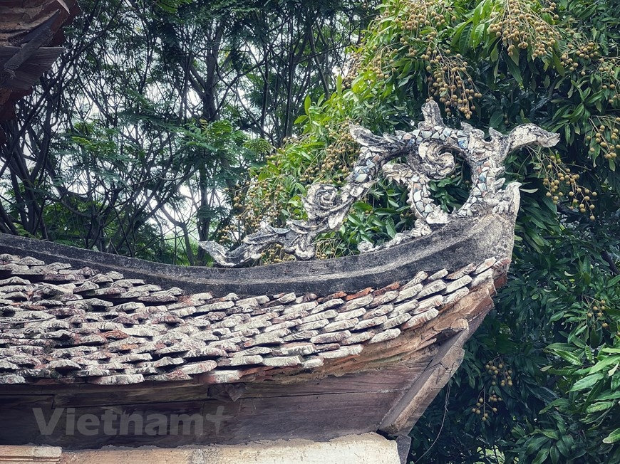 Mái dốc có 8 đầu đao cong mềm mại hình rồng. (Ảnh: Xuân Mai/Vietnam+)